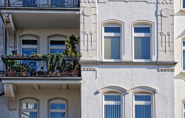 wunderschöne Fassade eines Altbaus mit filigranen Stuckarbeiten und kleinem Balkon mit...