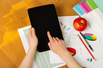 The woman opens the tablet 