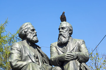 Fototapeta na wymiar Pigeon bird on head of statue