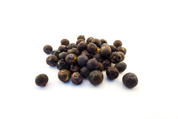 Wacholderbeeren auf weißen Hintergrund
