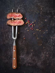Vitrage gordijnen Steakhouse Biefstuk op vleesvork met paprika