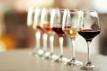 De nombreux verres de vins différents d& 39 affilée sur une table