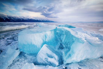 énormes cubes de glace sur le lac Baïkal gelé