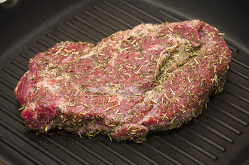 row meat steak grill pan stove