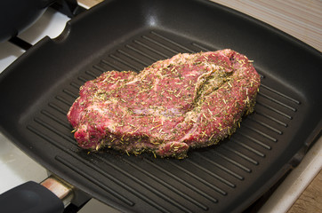row beef steak grill pan stove