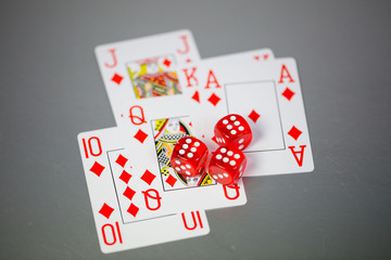 Pokerkarten mit Würfel auf silbernen Hintergrund