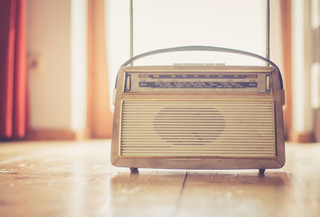 Junger Mann hört Musik mit altem Radio