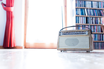 Junger Mann hört Musik mit altem Radio