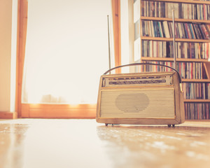 Junger Mann hört Musik mit altem Radio