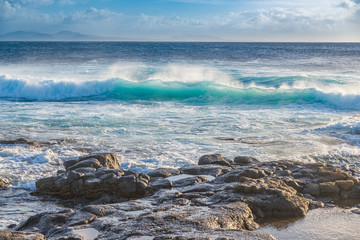 die Liebe zum Meer -schöne durchleuchtete  Wellen des Atlantik auf Lanzarote
