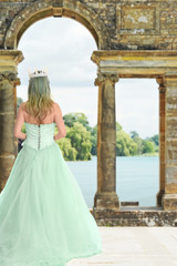 Obraz premium princess waiting by castle lake