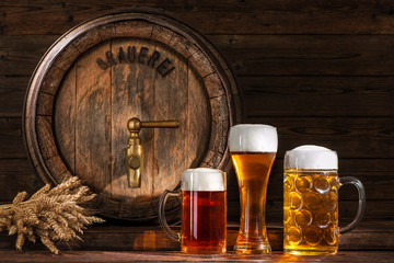 Baril de bière avec verres à bière