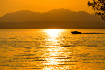 Mit dem Motorboot in den Sonnenuntergang fahren