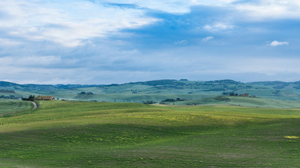 Landhaus in toskanische H&uuml;gellandschaft am Morgen
