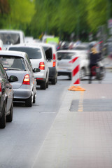 Baustellen behindern den Straßenverkehr in einer Stadt