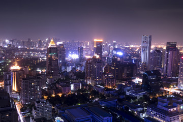 Obraz premium miasto miejskie w widoku nocnym, pejzaż miejski - może służyć do wyświetlania lub montażu