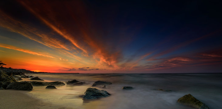 Fototapeta Niesamowity zachód słońca nad morzem