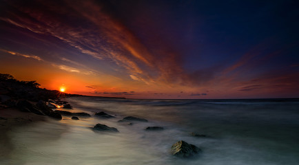 Niesamowity zachód słońca nad morzem- panorama