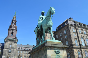 Fototapeta na wymiar equestrian statue in front of Royal Palace of copenaghen