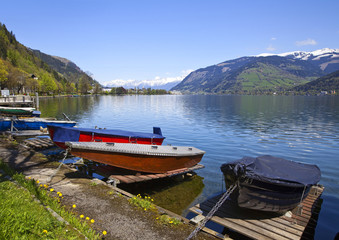 Fototapeta na wymiar Boote am Zellersee im Frühling