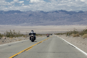 Fototapeta premium Motociclisti nella Death Valley - California, USA