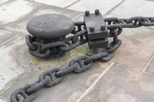 Ship mooring by galvanized ship chain and shackle