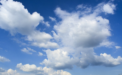 Fototapeta na wymiar голубое небо с белыми облаками в солнечный день