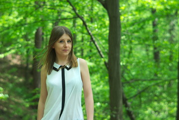 Naklejka premium Beautiful young girl in middle of forest.
