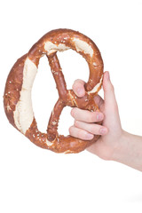 Hand hält Brezel