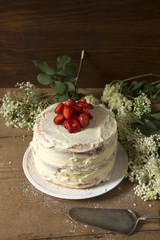 Cake with vanilla cream and strawberries