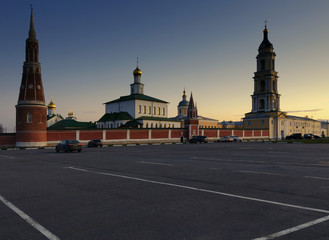 Fototapeta na wymiar Старо-Голутвин монастырь в Коломне на закате весной
