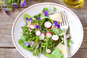 Salad with edible flowers