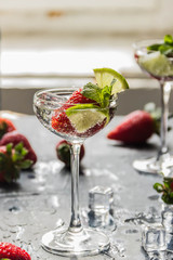 Obraz na płótnie Canvas Cocktail strawberry, lime, mint with ice