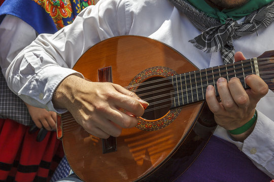 M&uacute;sico tocando el la&uacute;d en la calle. Artista dando recital en el exterior. Primeros planos de un la&uacute;d. Instrumento tradicional.