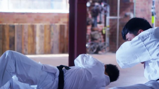  Outnumbered martial arts fighter skilfully uses nunchaku to beat opponents