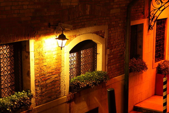 N&auml;chtliches Fenster mit Laterne in Venedig