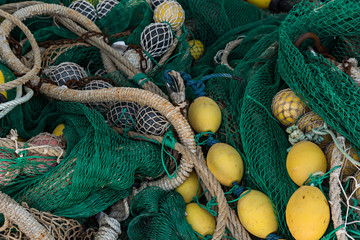 Redes de pesca, boyas y cuerdas.