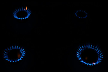 горение газа в темноте на газовой плите