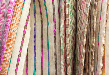 Camadas de tecidos coloridos.
