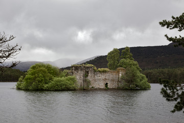 Fototapeta na wymiar Castle in the middle of Loch Eilein