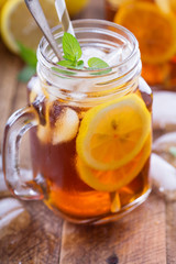 Iced tea with lemon slices