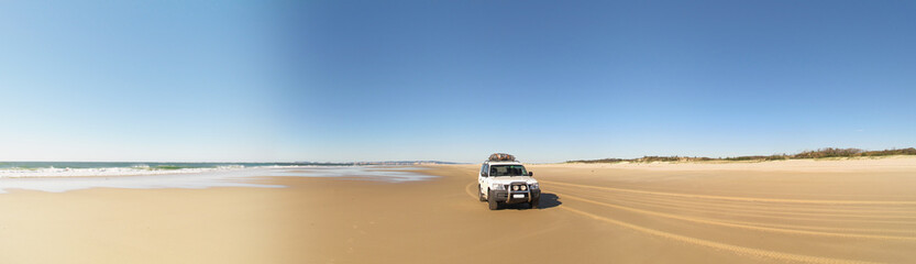 Fototapeta na wymiar Beach on Fraser Island, Queensland, Australia