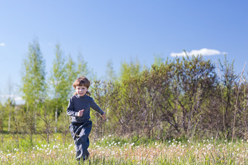 Naklejka premium boy running in the park