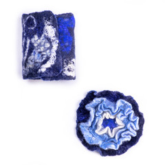 Брошь из валяной шерсти с манжетом на белом фоне
