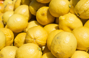 Lemons in the market