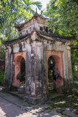 Fototapeta na wymiar Temple Inside Hoa Lu
