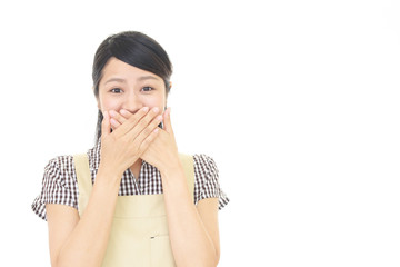 口を手で塞ぐ女性