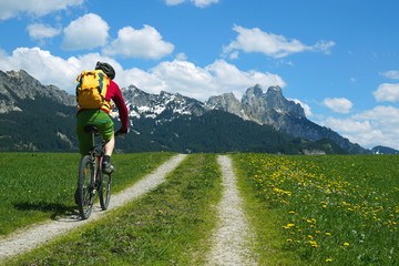 Fototapeta na wymiar Mit Farhrrad, MTB auf Feldweg in den Alpen