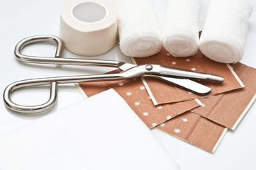 Pflaster, Verbandsrolle und Schere