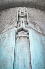Fototapeta na wymiar Statue of dying woman